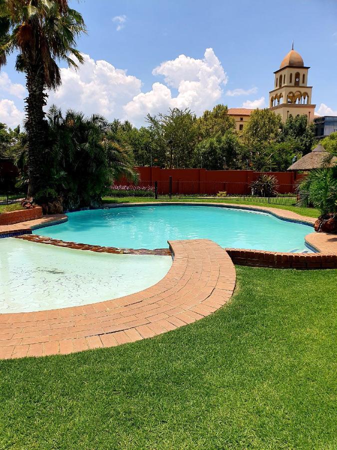 Merry Monte Casino Lodge House In Fourways Sandton Bagian luar foto