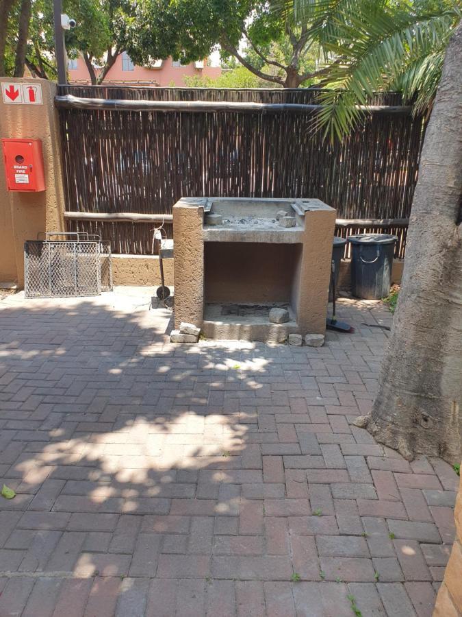 Merry Monte Casino Lodge House In Fourways Sandton Bagian luar foto