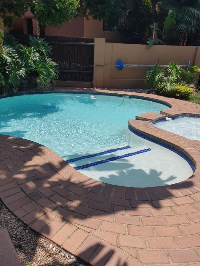 Merry Monte Casino Lodge House In Fourways Sandton Bagian luar foto
